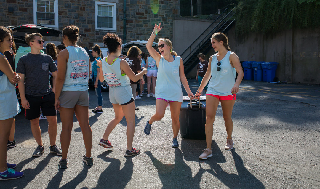 MOOV volunteers help the Class of 2023 transport their luggage to their dorm rooms.
