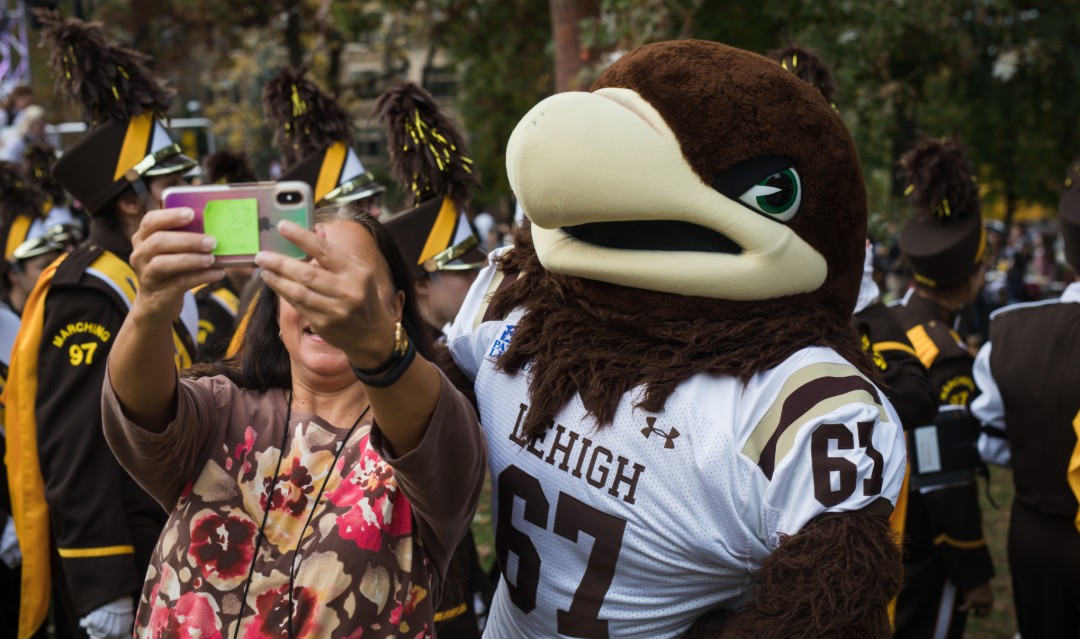 Lehigh parent takes selfie with Clutch at Brown & White BBQ. 