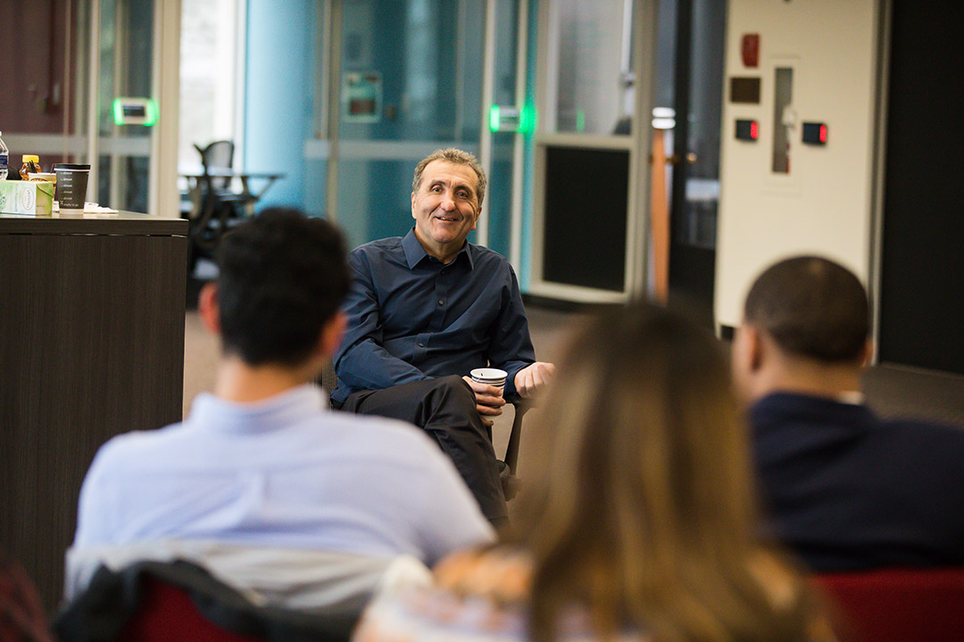 Pete Souza speaking with students