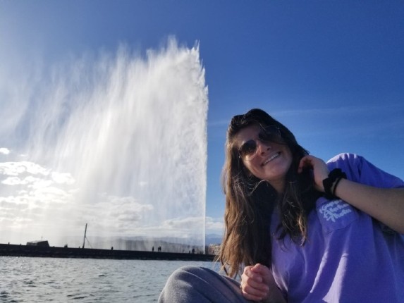 Samantha Margolis in front of the Jet d’Eau