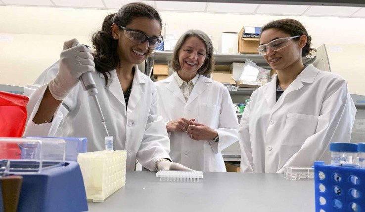 Kathryn Kundrod ’15, left, with Professor Rebecca Richards-Kortum and post-doctoral researcher Mary Natoli in the lab at Rice University.