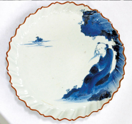 Pie-crust porcelain plate
