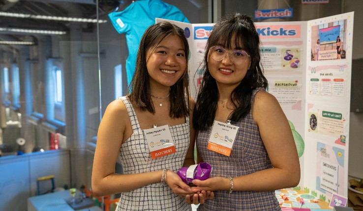  Ashley Nguyen ‘25 (left) and Hejia (Heather) Wang