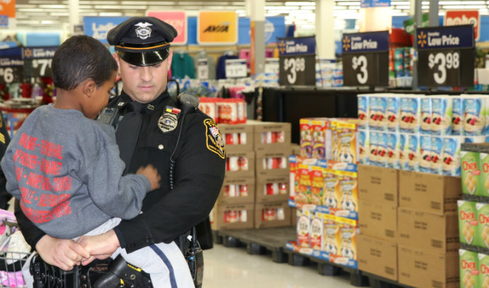 lupd_officer_with_child_shop_with_a_cop